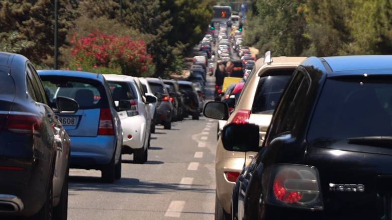 Καραμπόλα με τρία οχήματα στην Ποσειδώνος - Καθυστερήσεις στο ύψος της Γλυφάδας