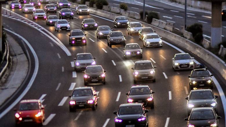 Επιστρέφουν σταδιακά οι εκδρομείς του τριημέρου - Κίνηση σε Μέγαρα και Ελευσίνα