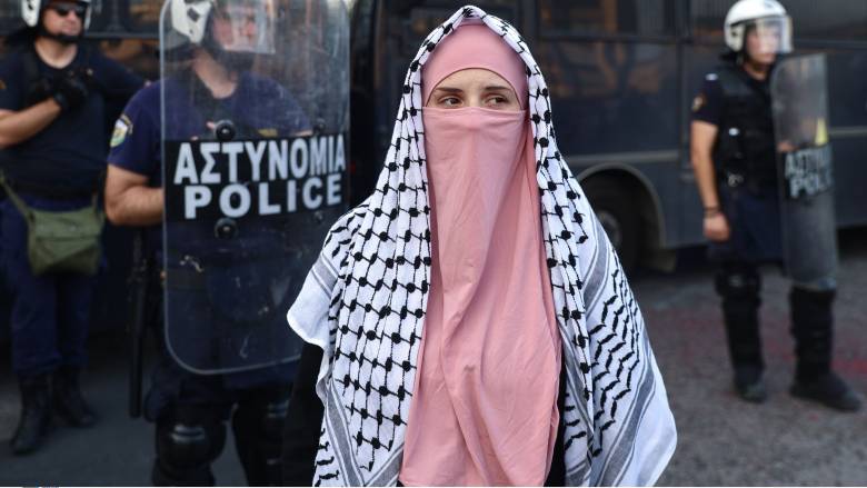 Θεσσαλονίκη: Ενταση σε διαμαρτυρία για την κατάληψη του σκάφους Madleen ενώ έπλεε προς τη Γάζα