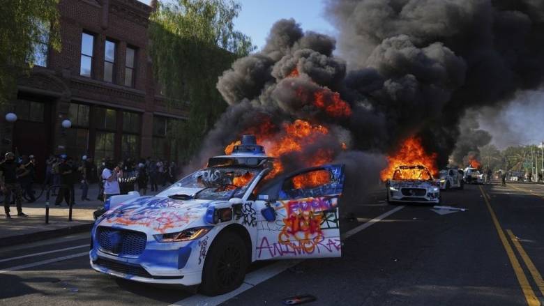 Λος Άντζελες: Ίσως ο μόνος πόλεμος που ο Τραμπ ευχόταν να κάνει