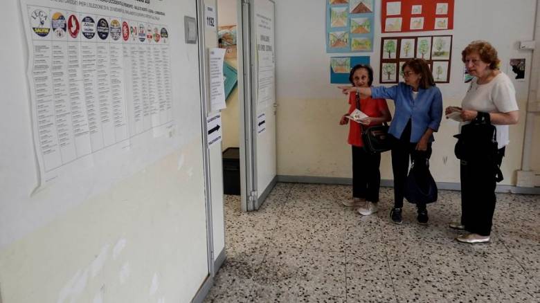 Στις κάλπες για πέντε δημοψηφίσματα οι Ιταλοί: Χαμηλότερη του 30% η προσέλευση