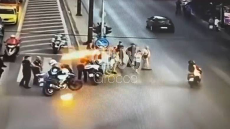 Ντοκουμέντο από την επίθεση με μολότοφ κατά αστυνομικών – Κινδύνευσαν πολίτες