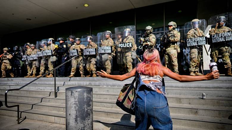 Επιπλέον 2.000 μέλη της Εθνοφρουράς στέλνει ο Τραμπ στο Λος Άντζελες - Νέα «πυρά» από τον κυβερνήτη