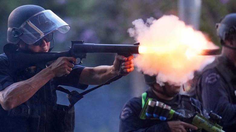 ΗΠΑ: Τι είναι τα «λιγότερο θανατηφόρα όπλα» που χρησιμοποιούνται για την καταστολή διαδηλώσεων