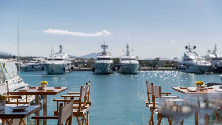 Τρεις άκρως γευστικές προτάσεις μας προσκαλούν στα νότια με φόντο την αθηναϊκή Ριβιέρα