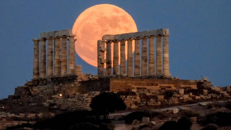Πανσέληνος της Φράουλας: Το πρώτο «γεμάτο» φεγγάρι του καλοκαιριού φώτισε τον ναό του Ποσειδώνα