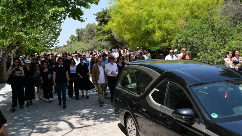 Πλήθος κόσμου στον τελευταίο αποχαιρετισμό στον Βασίλη Παπαβασιλείου (pics)