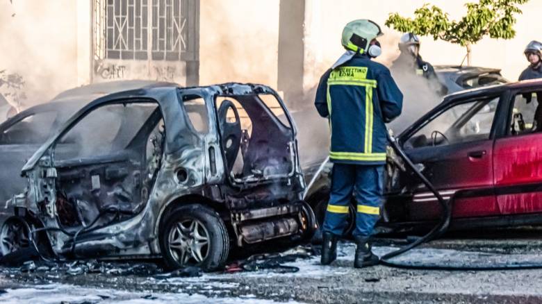 Φωτιά σε οχήματα στη Νέα Σμύρνη - Επί τόπου η Πυροσβεστική