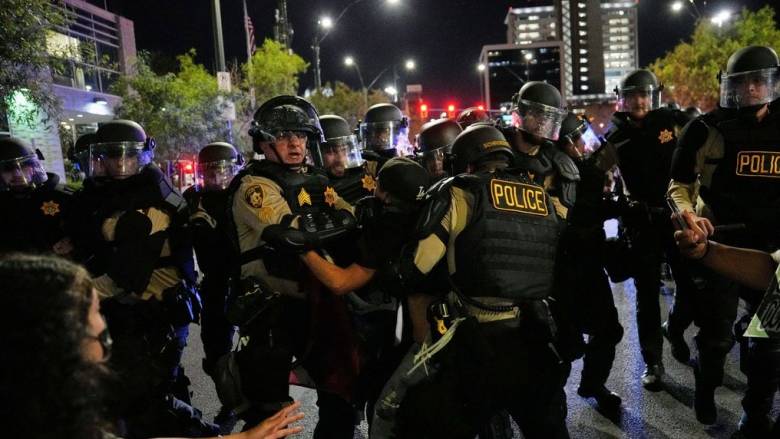 Ταραχών συνέχεια στις ΗΠΑ: Εξαπλώνεται το κύμα αντιδράσεων για την μεταναστευτική πολιτική του Τραμπ