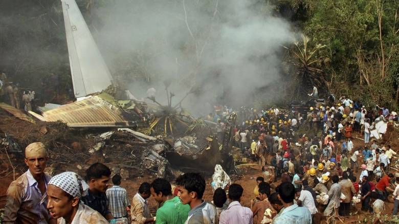Συντριβή αεροσκάφους στην Ινδία: Πληροφορίες για τουλάχιστον 1 επιζώντα στους 242 επιβάτες