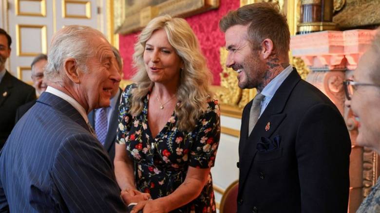 Ο Ντέιβιντ Μπέκαμ γιορτάζει με τον Βασιλιά Κάρολο λίγο πριν χριστεί ιππότης