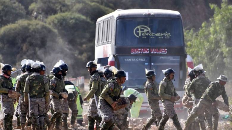 Αιματηρές ταραχές στη Βολιβία:  Νεκρoί δύο αστυνομικοί, δεκάδες τραυματίες