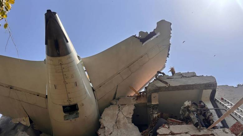 Συντριβή αεροσκάφους στην Ινδία: «Δεν φαίνεται να υπάρχουν επιζώντες» λέει στέλεχος της αστυνομίας