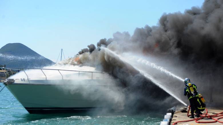 Φωτιά σε θαλαμηγό στο Πόρτο Χέλι - Διασώθηκαν οι επιβαίνοντες