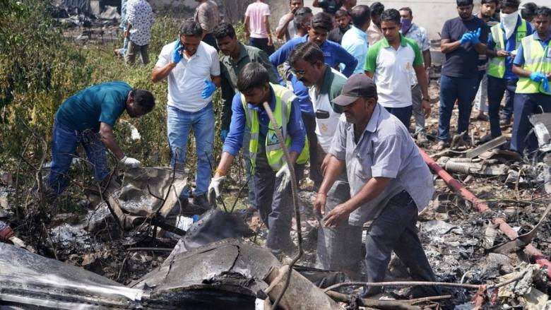 Συντριβή αεροσκάφους στην Ινδία: «Βαθιά σοκαρισμένοι» ο Βασιλιάς και η Βασίλισσα της Αγγλίας