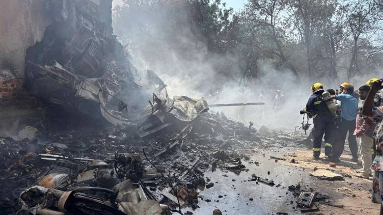 Αεροσκάφος της Air India με 242 επιβάτες συνετρίβη στο αεροδρόμιο του Αχμενταμπάντ - Live εικόνα