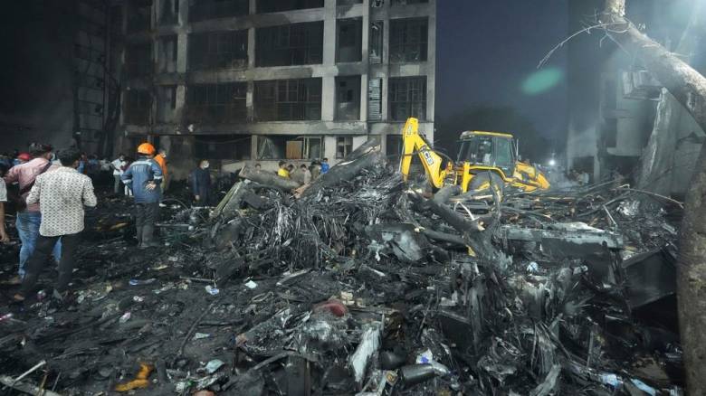 Στο πένθος η Ινδία από την αεροπορική τραγωδία - Ψάχνοντας τα αίτια και «χαραμάδα» ελπίδας