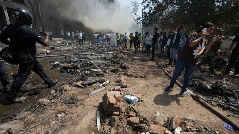 Συντριβή αεροσκάφους στην Ινδία: «Πολλοί νεκροί» λέει ο υπουργός Υγείας - Αγωνιώδεις έρευνες