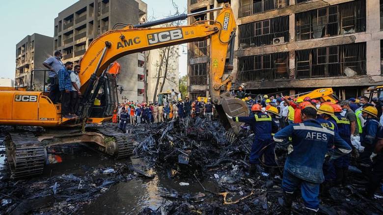 Συντριβή αεροσκάφους στην Ινδία: Πέντε σενάρια για τα αίτια της τραγωδίας - Πραγματογνώμονας εξηγεί