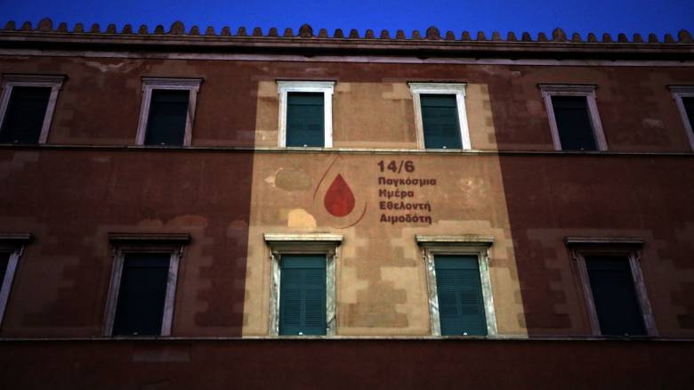 Παγκόσμια Ημέρα Εθελοντή Αιμοδότη: Με σύμβολο μία σταγόνα αίματος φωταγωγήθηκε η Βουλή