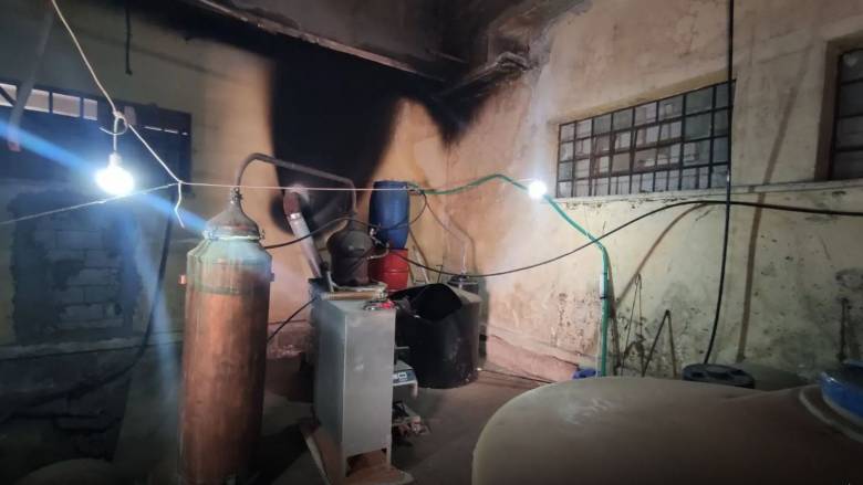 Κρήτη: Σύλληψη για παράνομο αποστακτήριο - Ο ιδιοκτήτης είχε πιστόλι, σπαθί και εκρηκτικό μηχανισμό