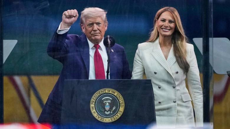 Μεγαλειώδης παρέλαση στην Ουάσιγκτον παρουσία Τραμπ - Διαδηλώσεις διαμαρτυρίας σε όλες τις ΗΠΑ