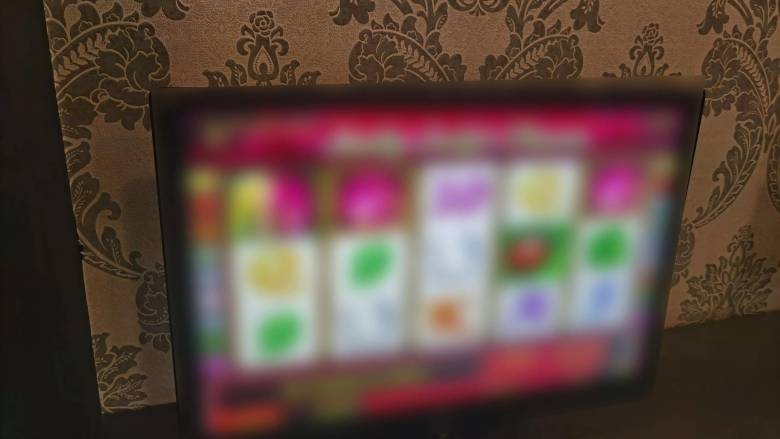 Έφοδος της ΕΛ.ΑΣ. σε κατάστημα με παράνομα «φρουτάκια» στον Πειραιά – Δύο συλλήψεις