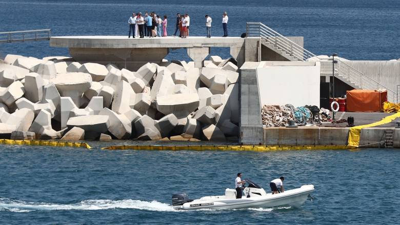 Ελεύθερος ο πιλότος του ελικοπτέρου που έπεσε στη μαρίνα Βουλιαγμένης - Έρευνα διέταξε ο εισαγγελέας