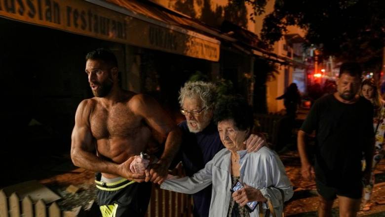 «Παγιδευμένοι»: Συγκλονιστικές μαρτυρίες από πολίτες που βιώνουν τον πόλεμο σε Ιράν και Ισραήλ