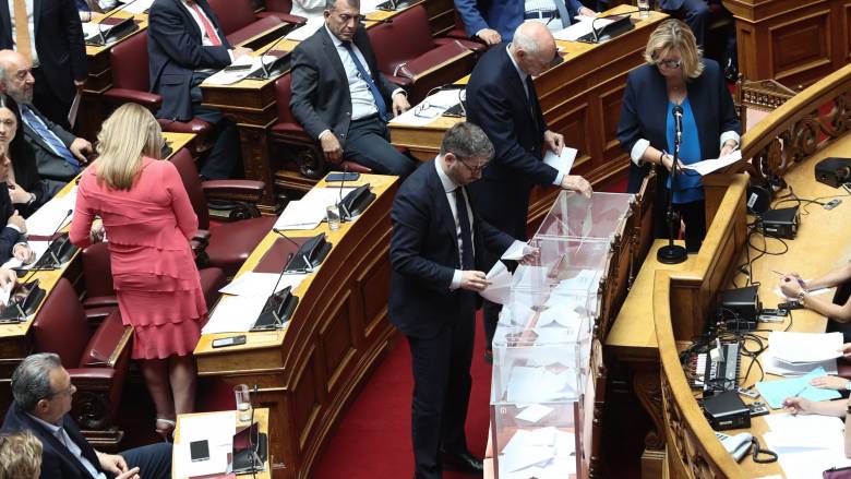 «Ετοιμοπόλεμες» οι Κ.Ο. για την προανακριτική των Τεμπών - Οι τρεις προτάσεις και οι 14 κάλπες