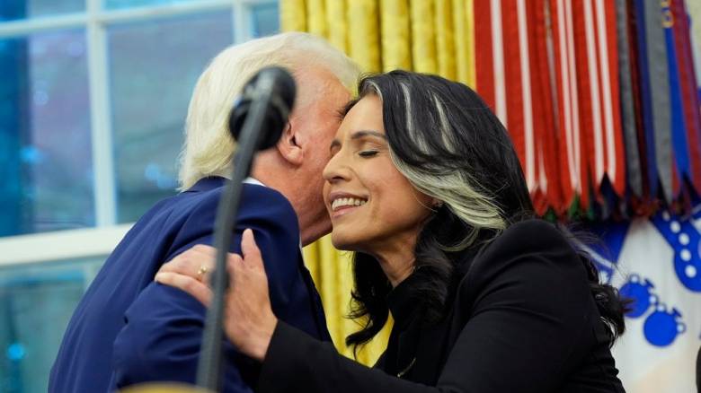 Αδειάζει τη διευθύντρια εθνικών πληροφοριών ο Τραμπ για τις πυρηνικές δυνατότητες του Ιράν