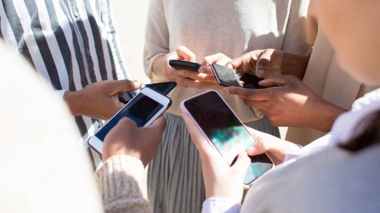 Νέα μελέτη: Τα παλιά smartphones μπορούν να χρησιμεύσουν ως… μίνι data centers