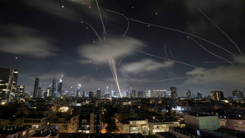 Νέο κύμα ιρανικών πυραύλων στο κεντρικό Ισραήλ - Τρίτο αεροπλανοφόρο στέλνουν οι ΗΠΑ στη Μ. Ανατολή