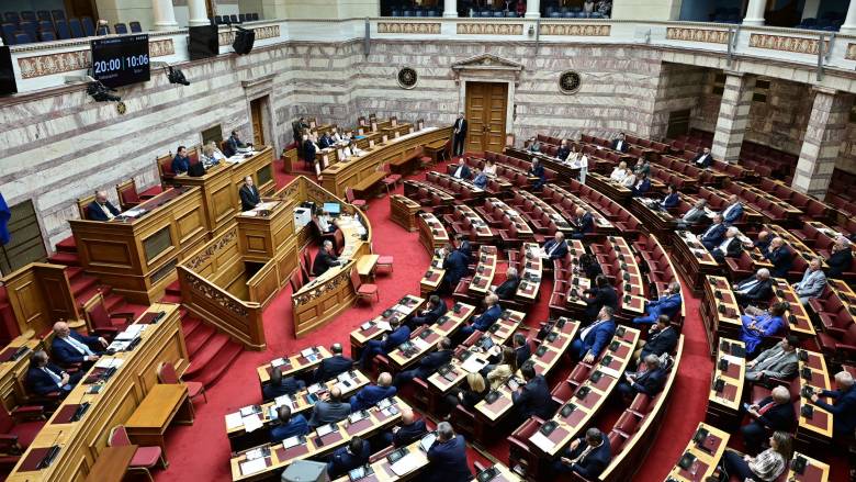 «Πολιτικός καύσωνας» στη Βουλή - Οι συζητήσεις για ΟΠΕΚΕΠΕ και Τέμπη ανεβάζουν το «θερμόμετρο»