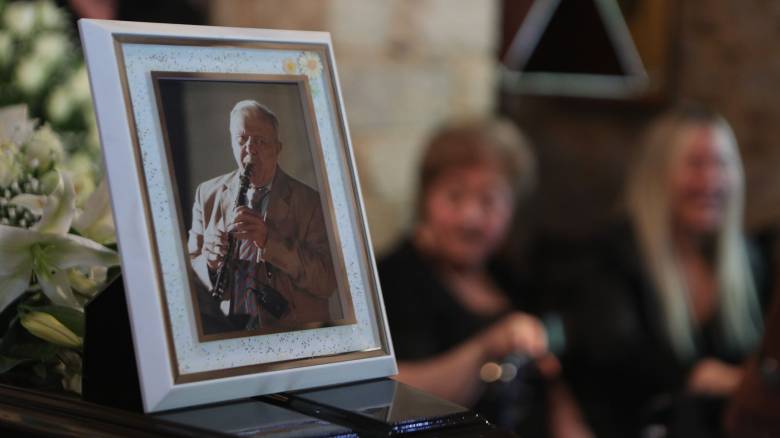 Σε λαϊκό προσκύνημα η σορός του δεξιοτέχνη του κλαρίνου Πετρολούκα Χαλκιά - Αύριο η κηδεία του