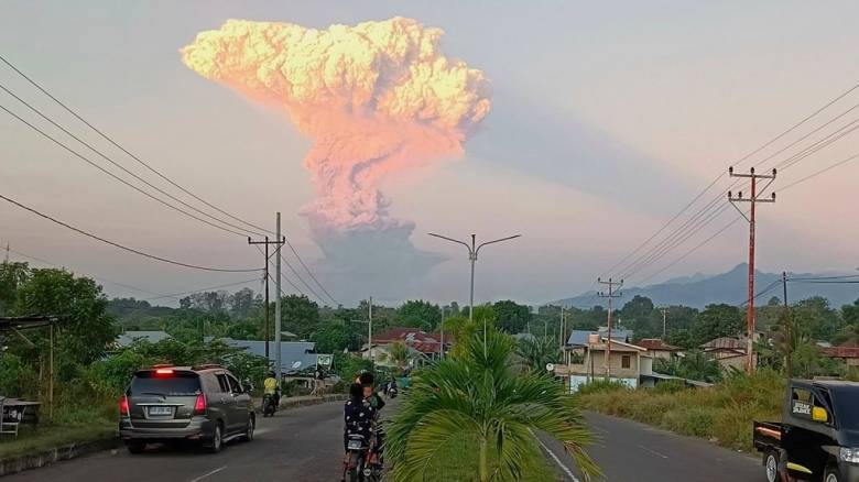 Η στιγμή της έκρηξης ηφαιστείου στην Ινδονησία: Εκτόξευσε τέφρα σε ύψος 11 χιλιομέτρων
