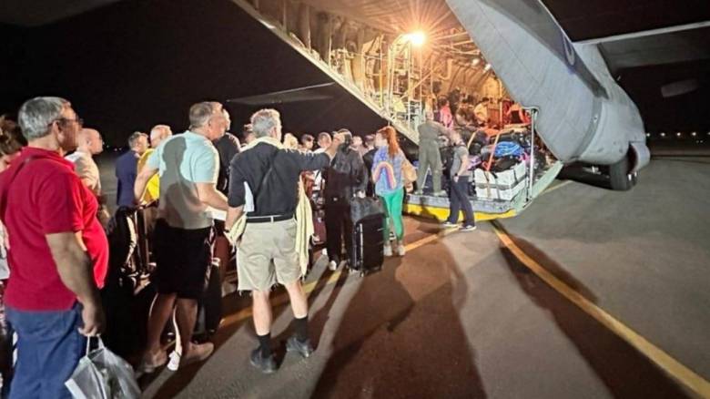 Επιχείρηση επαναπατρισμού 16 Ελλήνων από την Τεχεράνη - Διέφυγαν στο Αζερμπαϊτζάν