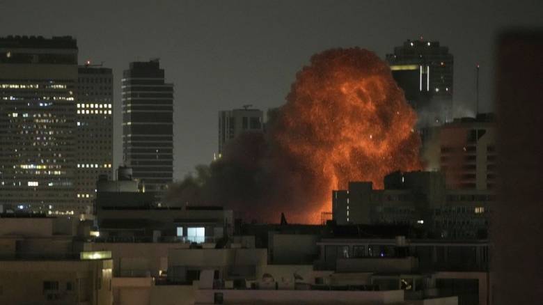 Νέες πυραυλικές επιθέσεις σε Ισραήλ και Ιράν - Κρίσιμες αποφάσεις Τραμπ για εμπλοκή των ΗΠΑ