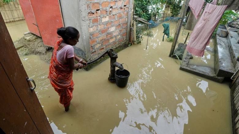 Ινδία: Τουλάχιστον 18 οι νεκροί από τις καταρρακτώδεις βροχοπτώσεις των μουσώνων