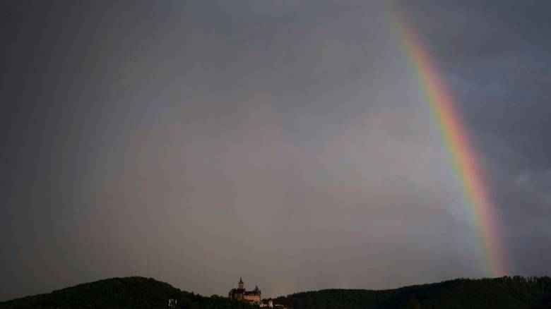 Σπάνιο υπερθέαμα: Τεράστιος ανεμοστρόβιλος διασχίζει το ουράνιο τόξο στις ΗΠΑ