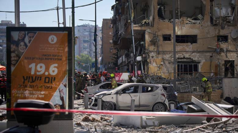 Πώς κατέγραψε ο φωτογραφικός φακός τα φονικά χτυπήματα του Ιράν στο Ισραήλ