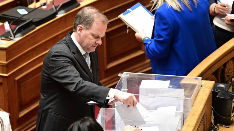 Η Βουλή αποφασίζει σήμερα για την παραπομπή Καραμανλή στη Δικαιοσύνη – Το βράδυ η ψηφοφορία