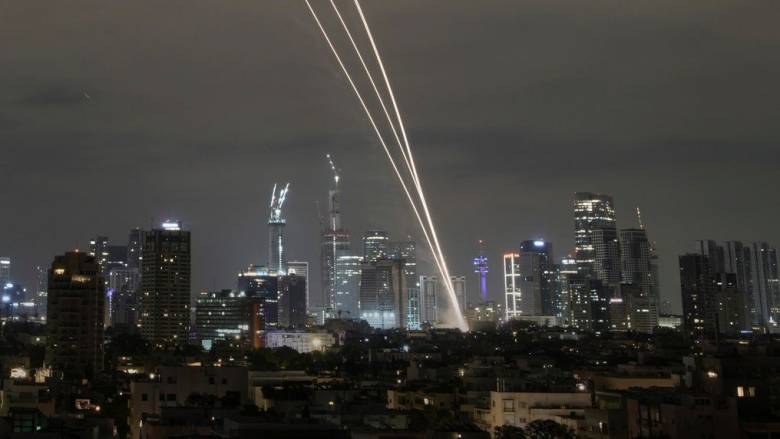 Πώς το Ιράν κατάφερε να «τρυπήσει» το Iron Dome - Ειδικοί εξηγούν