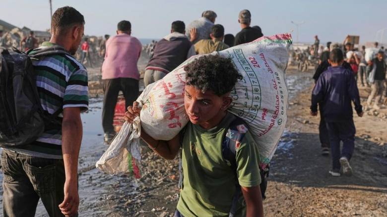 Χιλιόμετρα διανύουν καθημερινά οι Παλαιστίνιοι για να βρουν τροφή - Γίνονται στόχος ισραηλινών πυρών