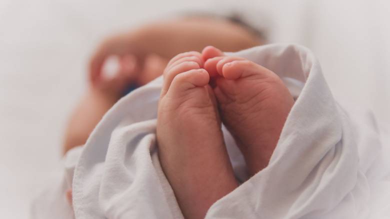 Κρατούνται οι γονείς που άφησαν το βρέφος τους στο μπαλκόνι - Στο νοσοκομείο Πύργου τα παιδιά τους