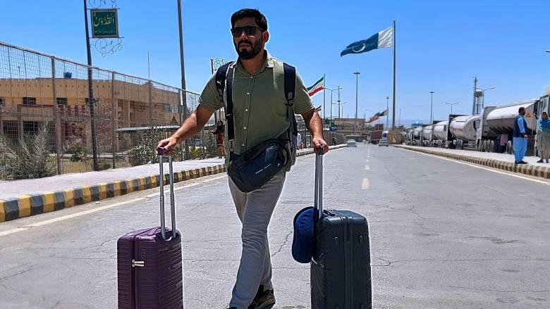 Ιράν: Πρεσβείες κλείνουν, πολίτες επαναπατρίζονται - Εγκαταλείπουν μαζικά την Τεχεράνη ξένοι υπήκοοι