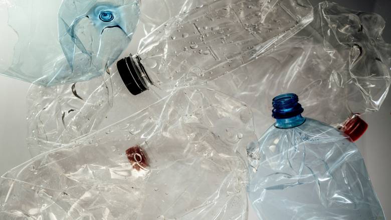 Infographic: Οι καθημερινές συνήθειες που μπορούμε να υιοθετήσουμε για την μείωση των πλαστικών