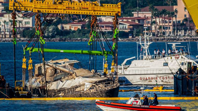 Ανασύρθηκε το βρετανικό γιοτ Bayesian του Μάικ Λίντς που βυθίστηκε ανοικτά της Σικελίας