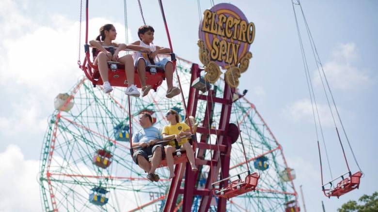 Ανεμοθύελλα «ξερίζωσε» τη ρόδα από λούνα παρκ στη Λομβαρδία