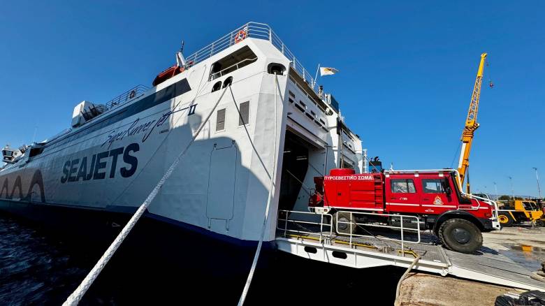 Μεταφορά ισχυρών πυροσβεστικών δυνάμεων από τη SEAJETS στη Χίο λόγω της μεγάλης πυρκαγιάς